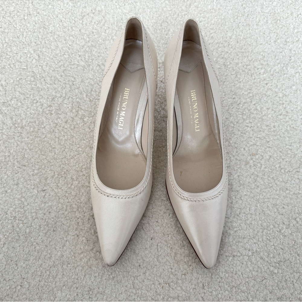 Bruno Magli beige pumps heels shoes - size 38.5 - Picture 2 of 6
